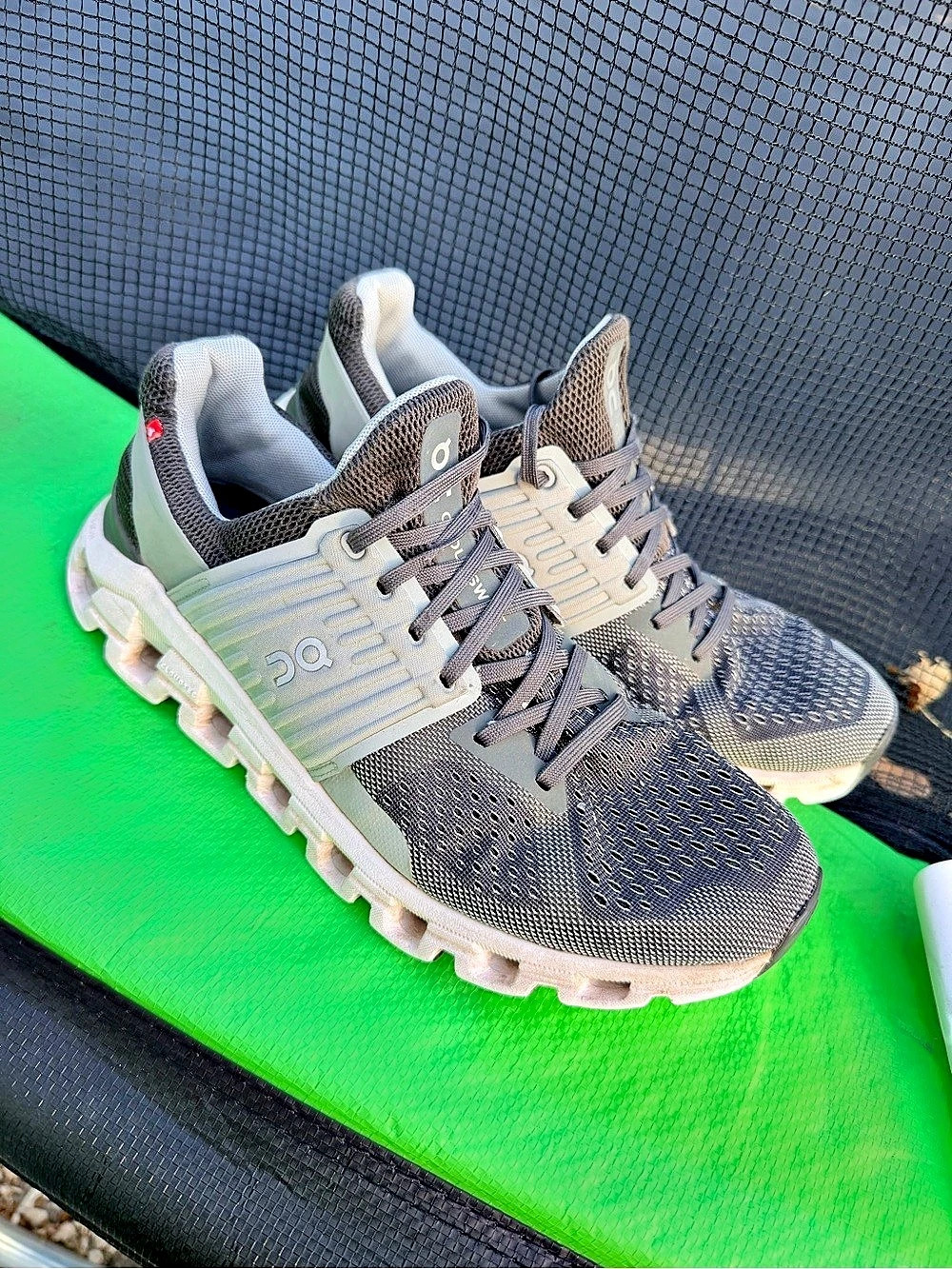 On Cloudswift men’s Gray & White Athletic Shoes US 7.5